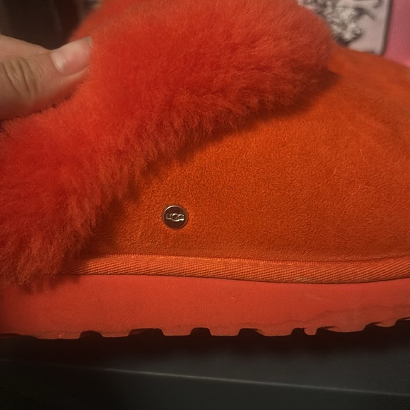 RED SLIPPER UGGS - Picture 2 of 2